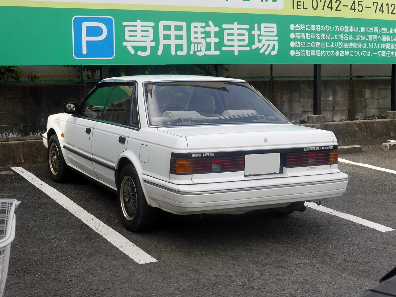 Nissan Bluebird U11, rear