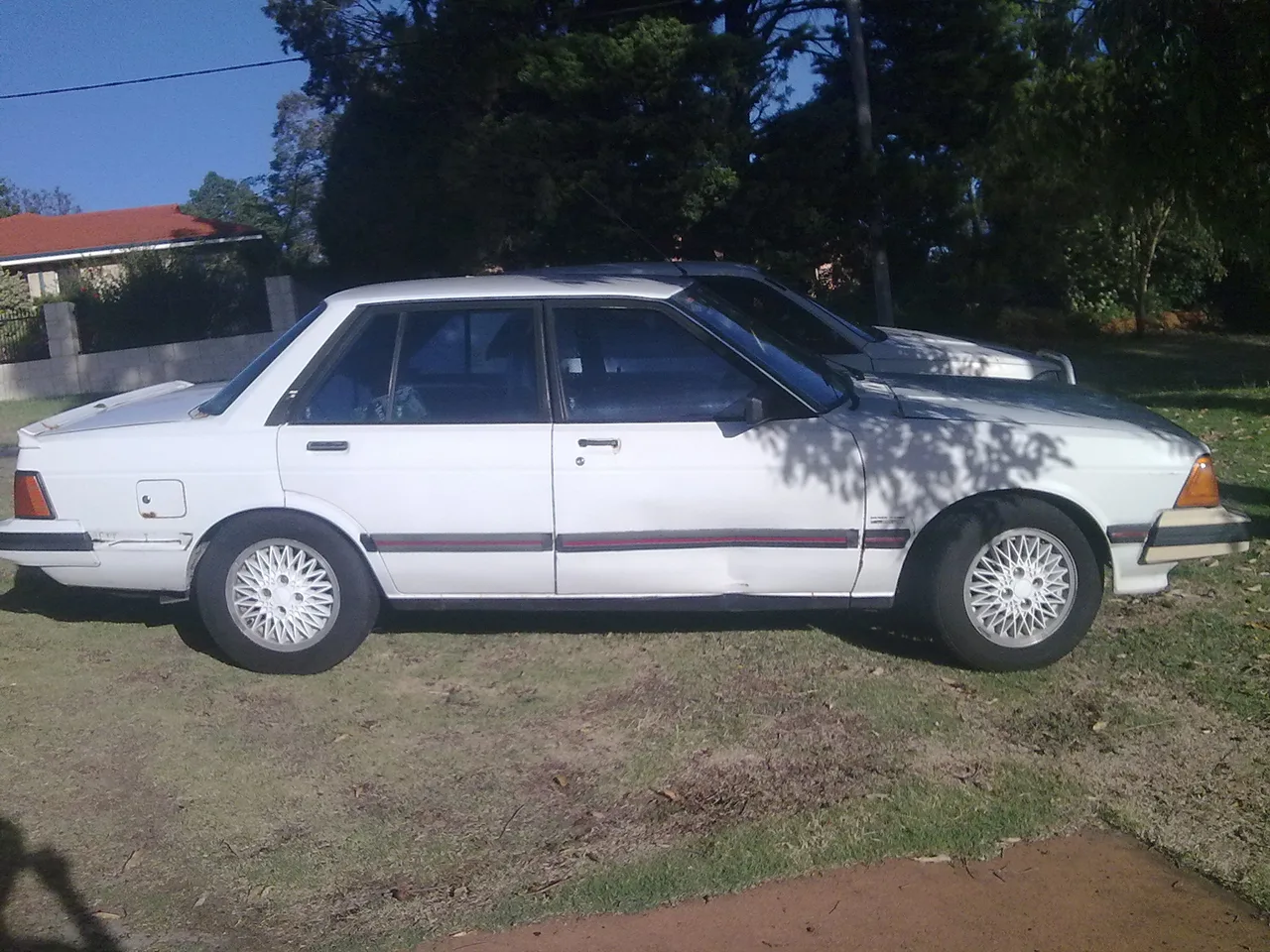 Nissan Bluebird U11, side