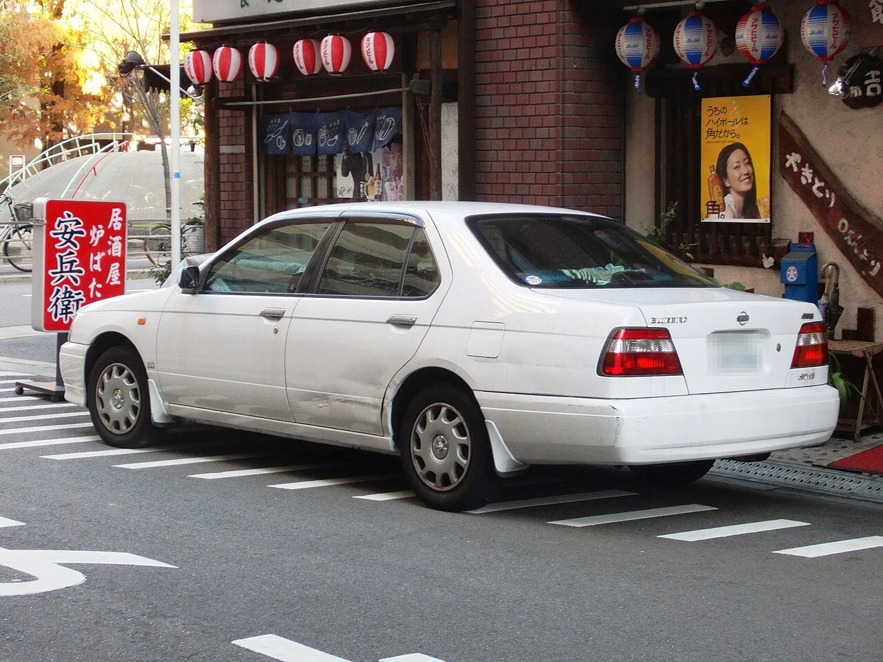 Nissan Bluebird U14, rear