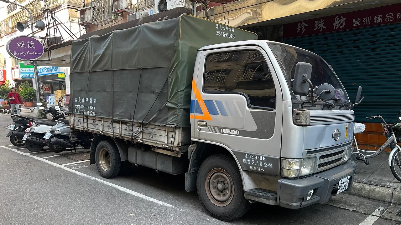 Nissan Cabstar A320 / A321, side