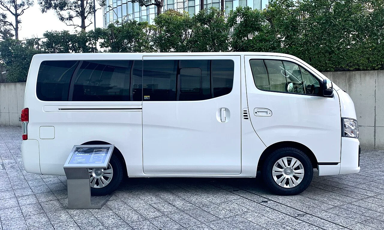 Nissan Caravan / Urvan E26, side