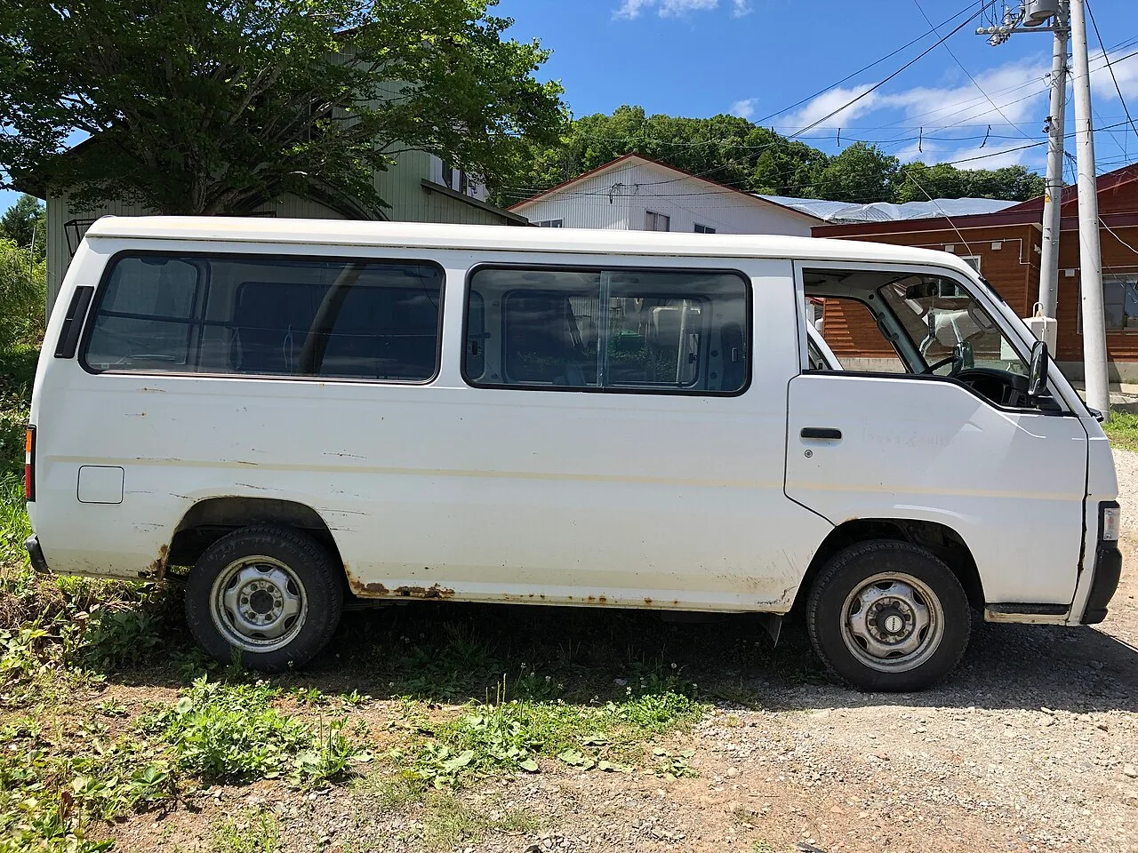 Nissan Caravan / Urvan E25, side