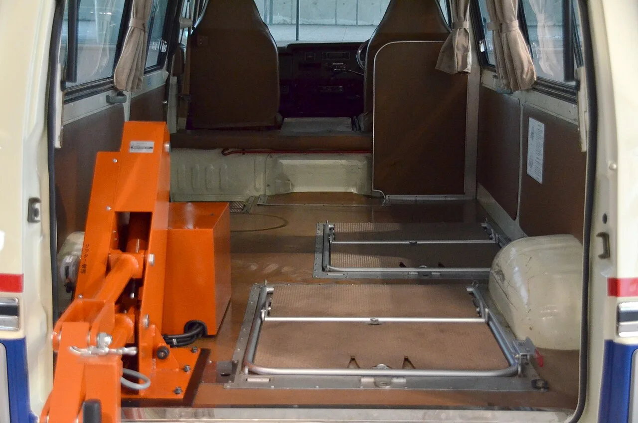 Nissan Caravan / Urvan E20–E22, interior