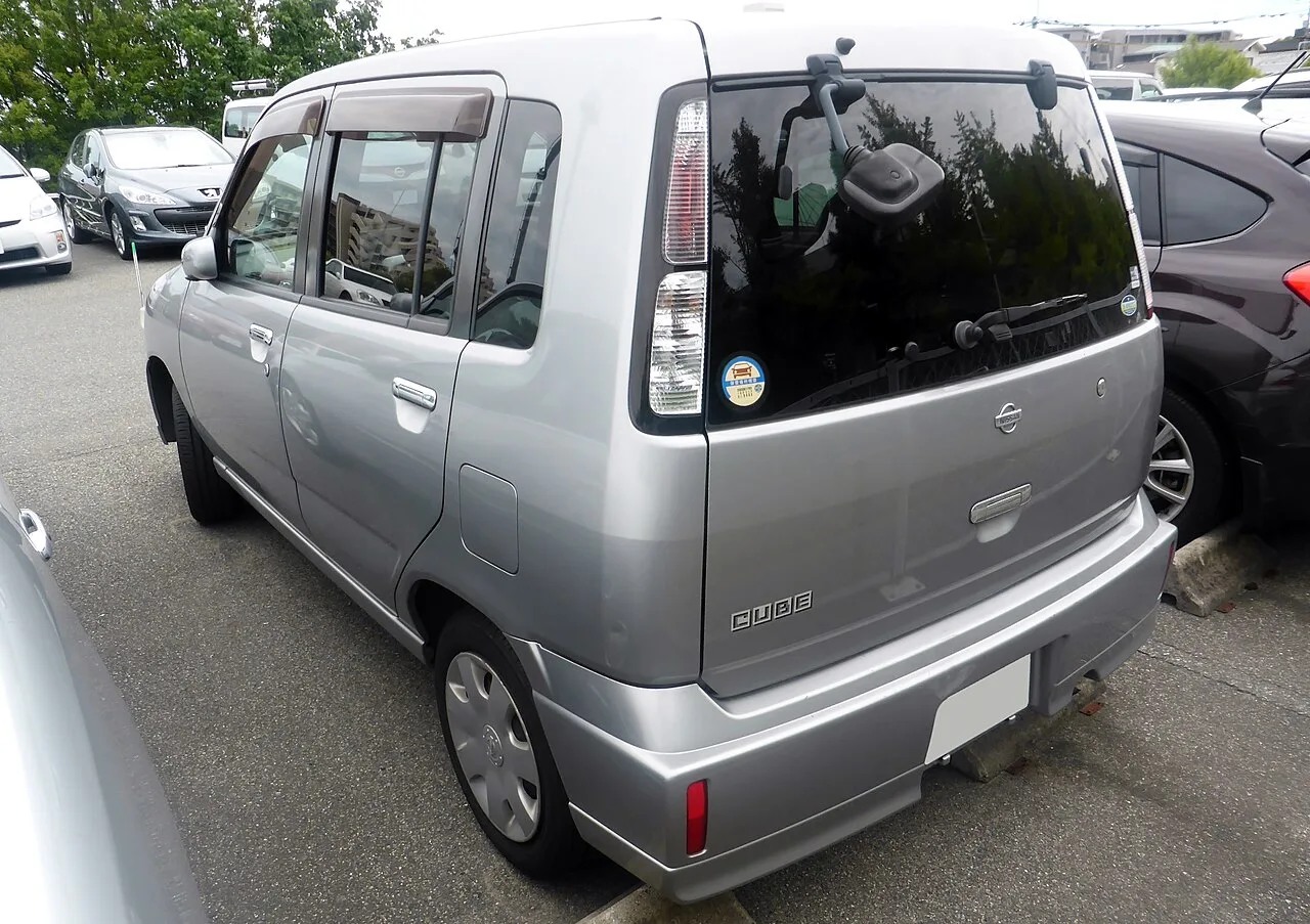 Nissan Cube Z10, rear
