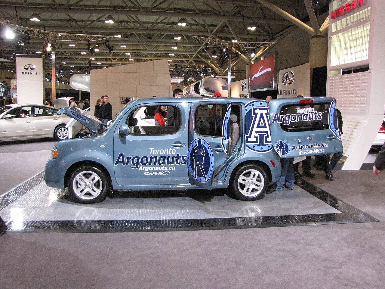 Nissan Cube Z10, side