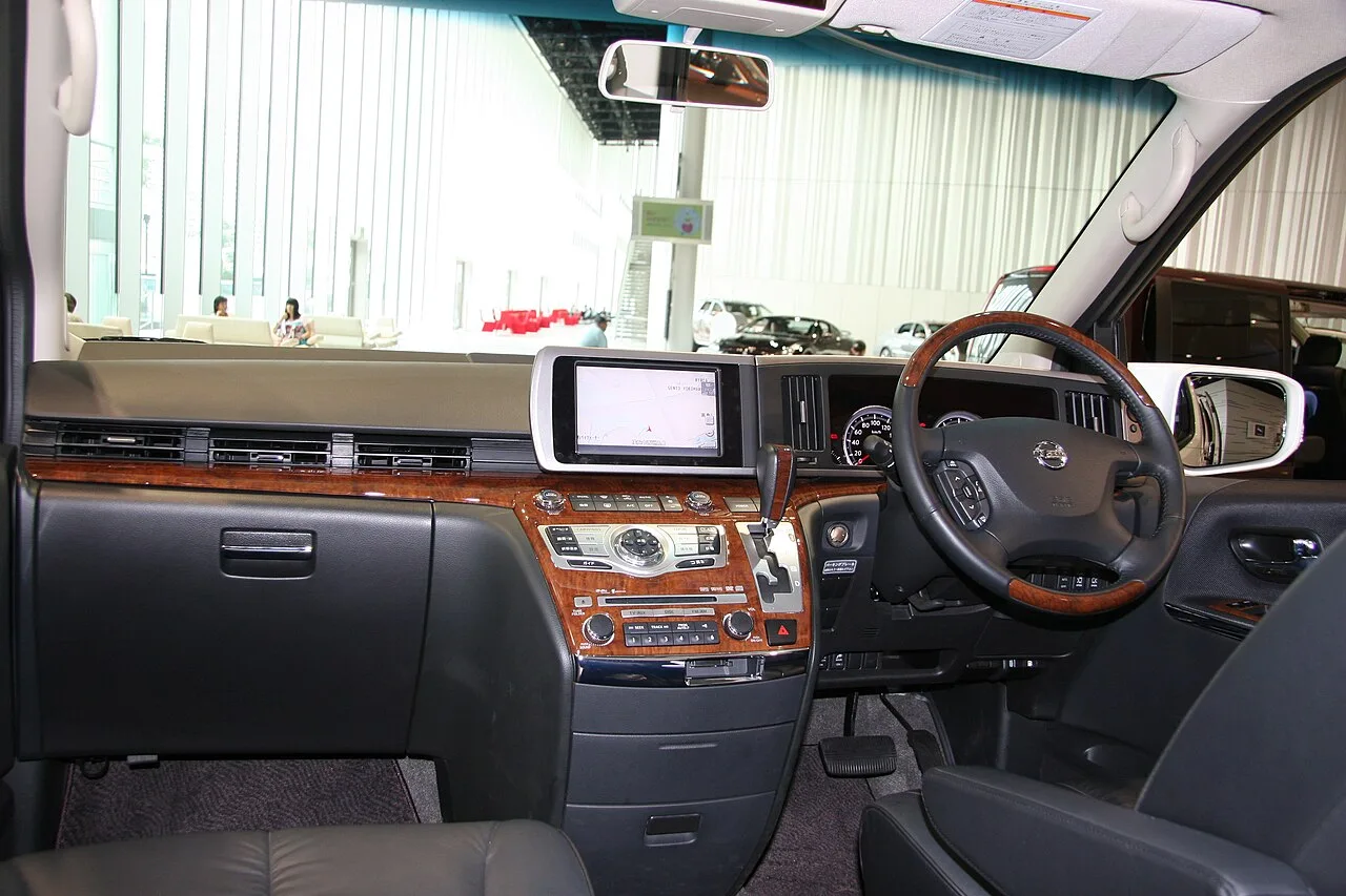 Nissan Elgrand, interior
