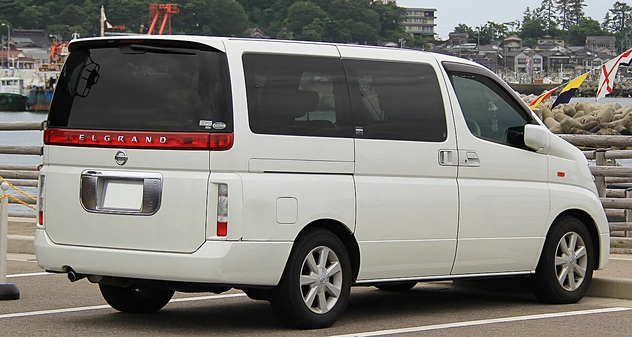 Nissan Elgrand, rear