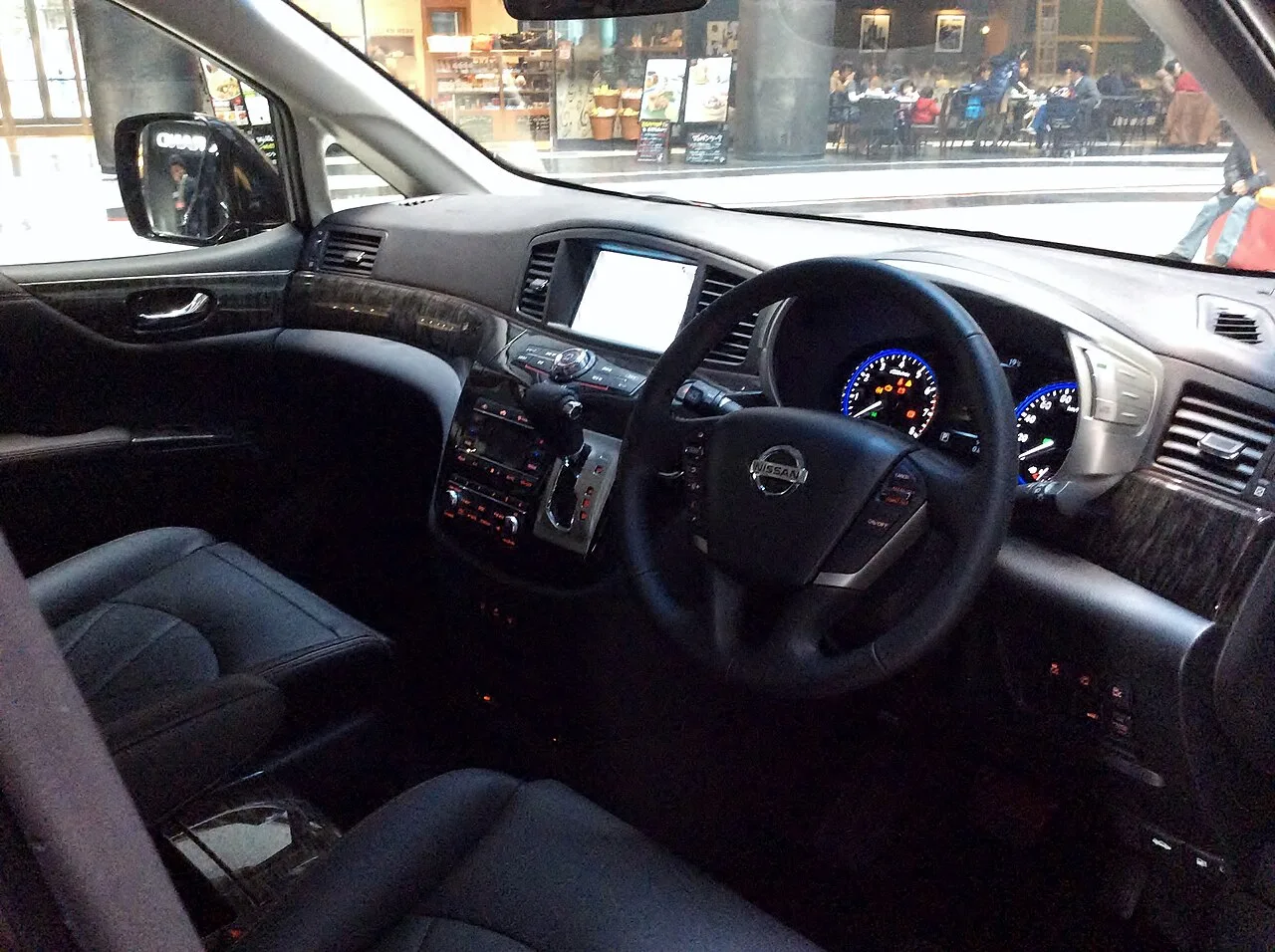 Nissan Elgrand, interior