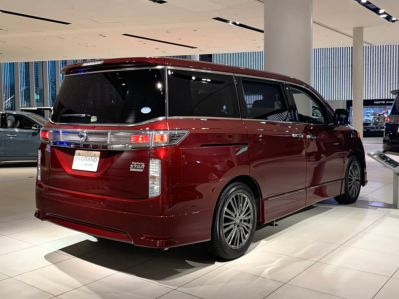 Nissan Elgrand, rear