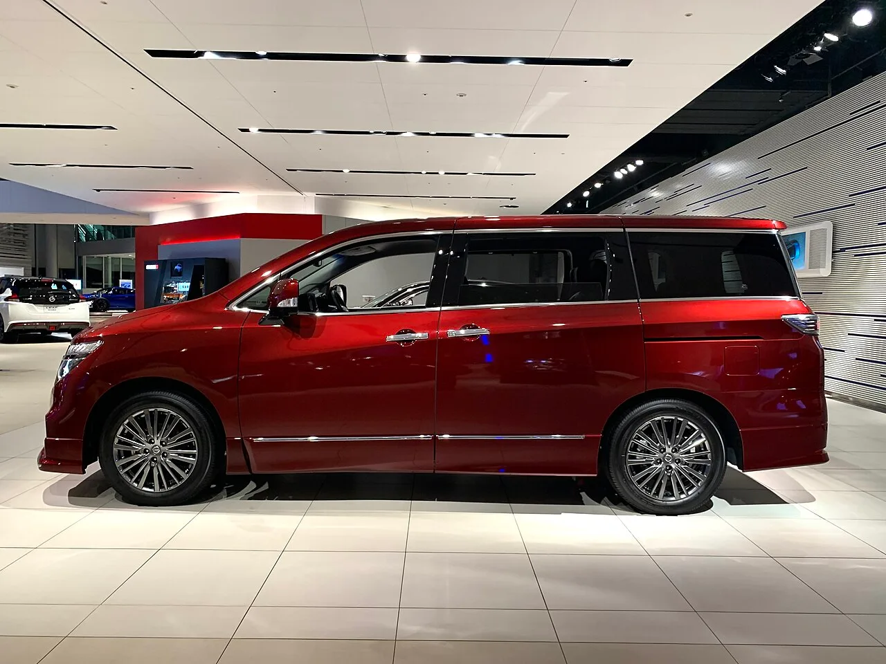 Nissan Elgrand, side