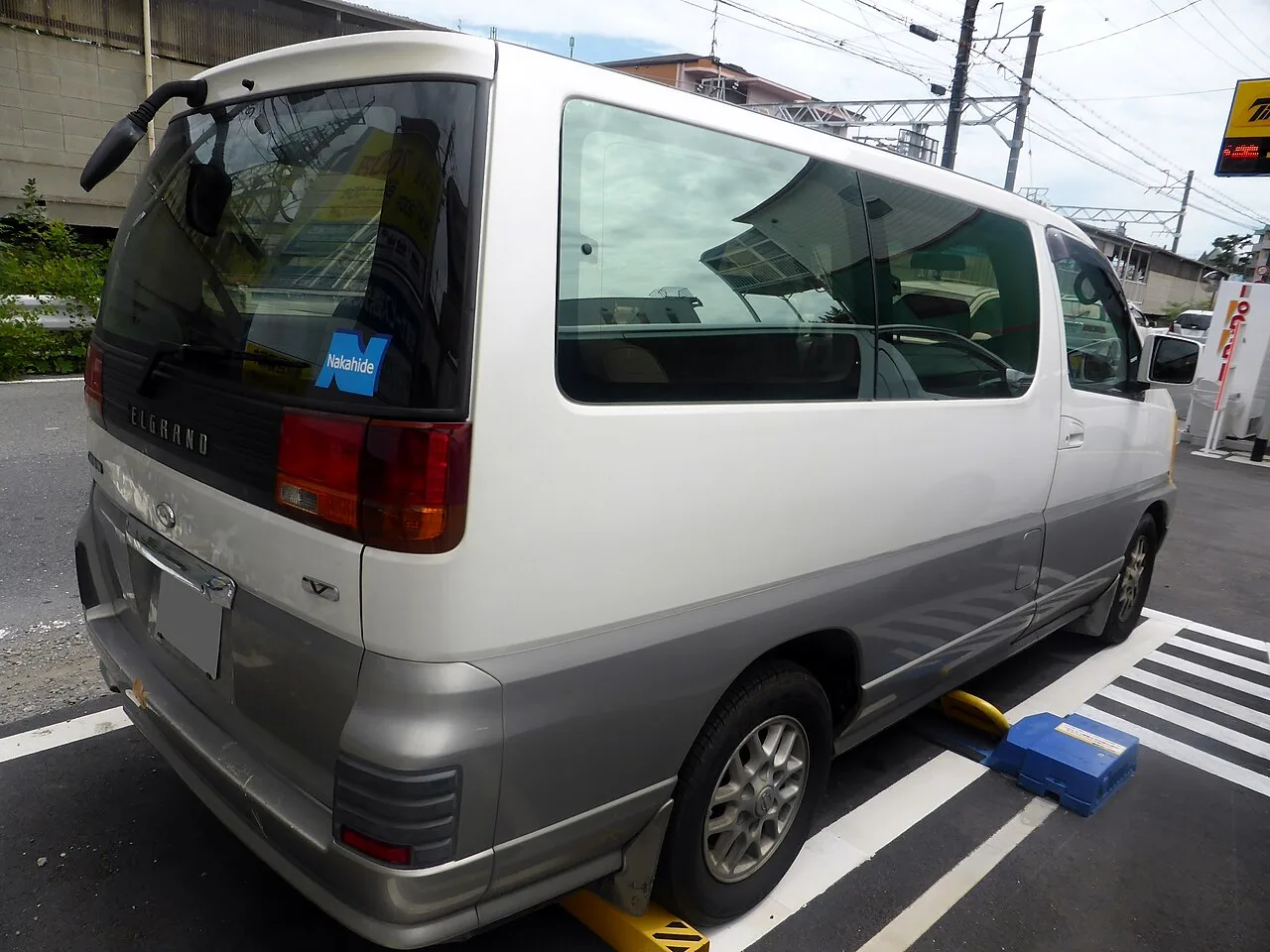 Nissan Elgrand, rear