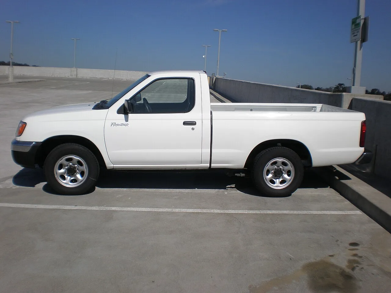 Nissan Frontier, side
