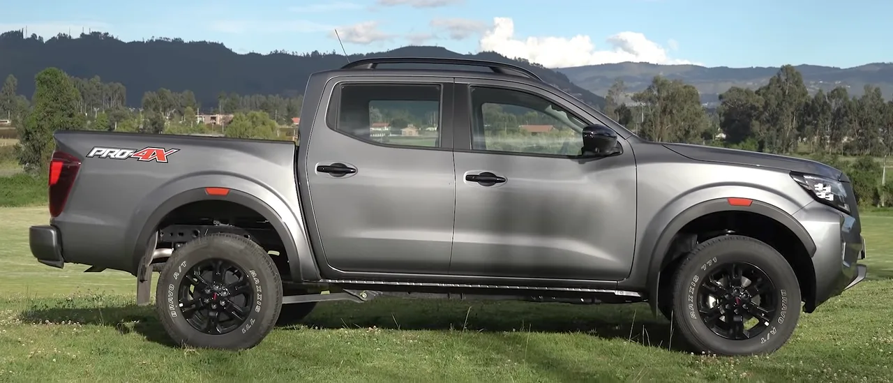Nissan Frontier, side