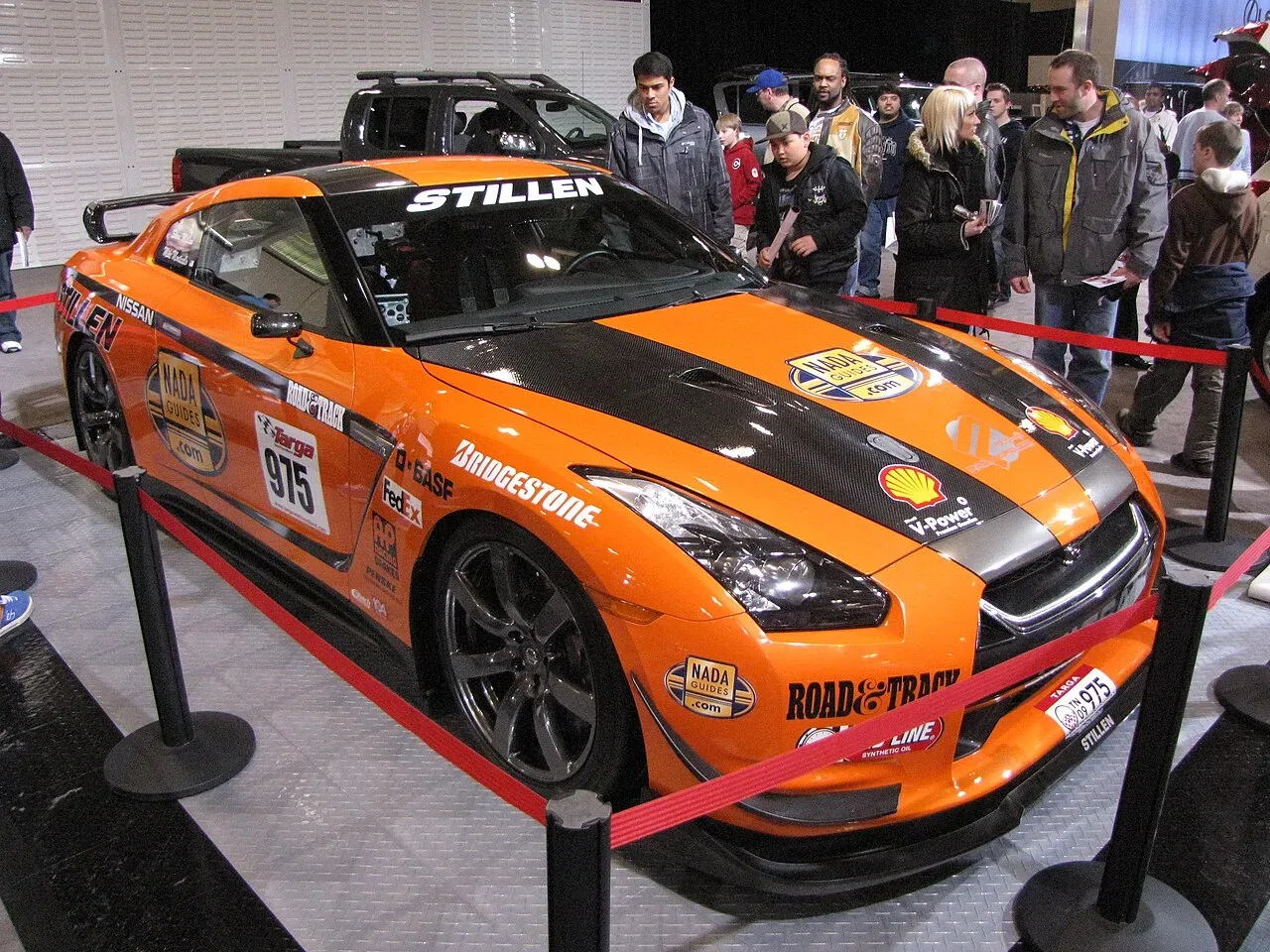 Nissan GT-R, side