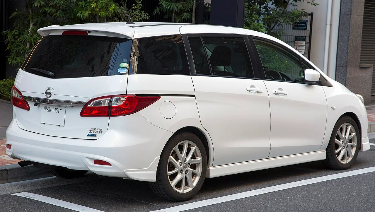 Nissan Lafesta Highway Star, rear