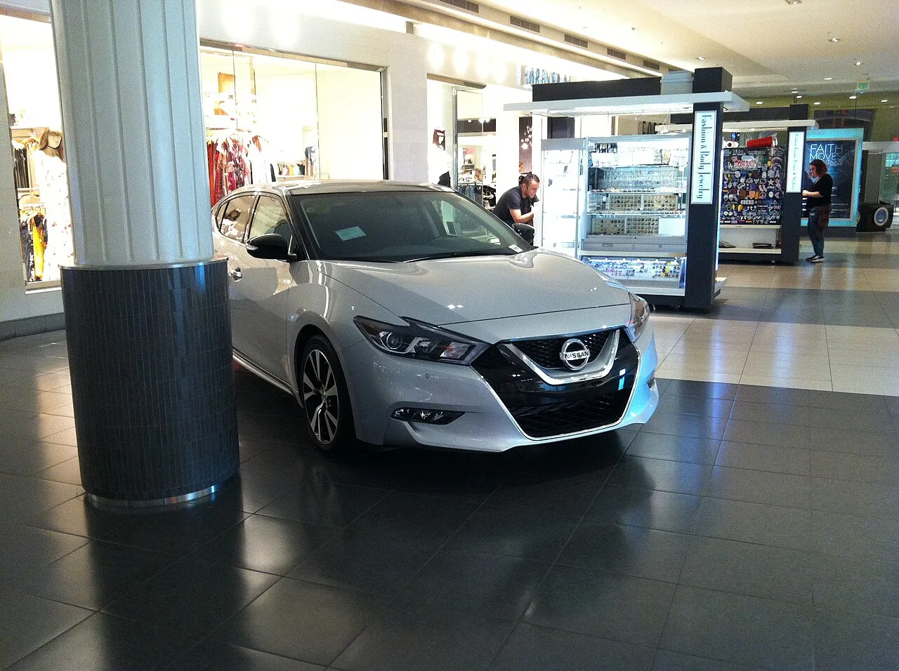 Nissan Maxima, side