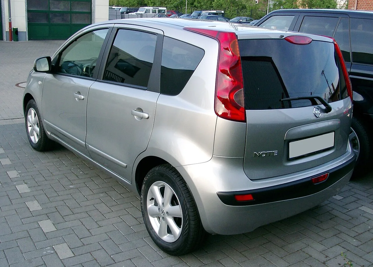 Nissan Note E11, rear