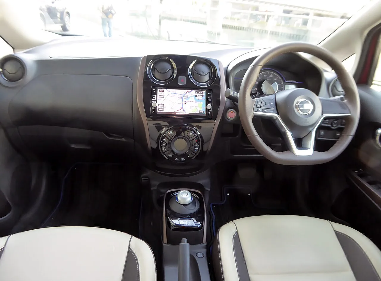 Nissan Note E12, interior