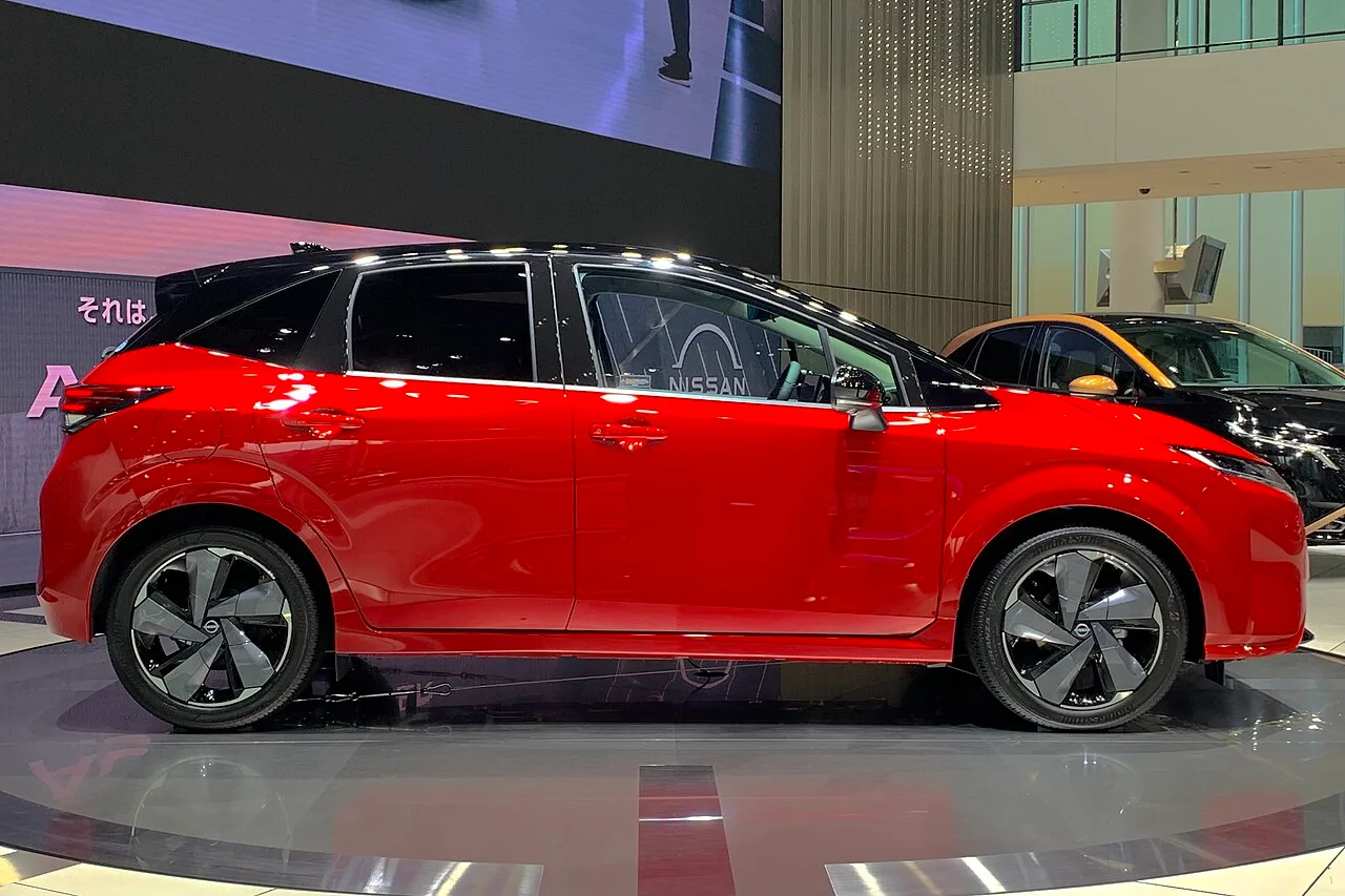 Nissan Note E12, side