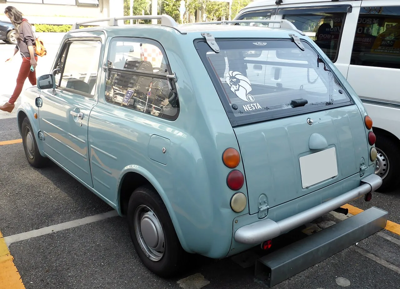 Nissan Pao, rear