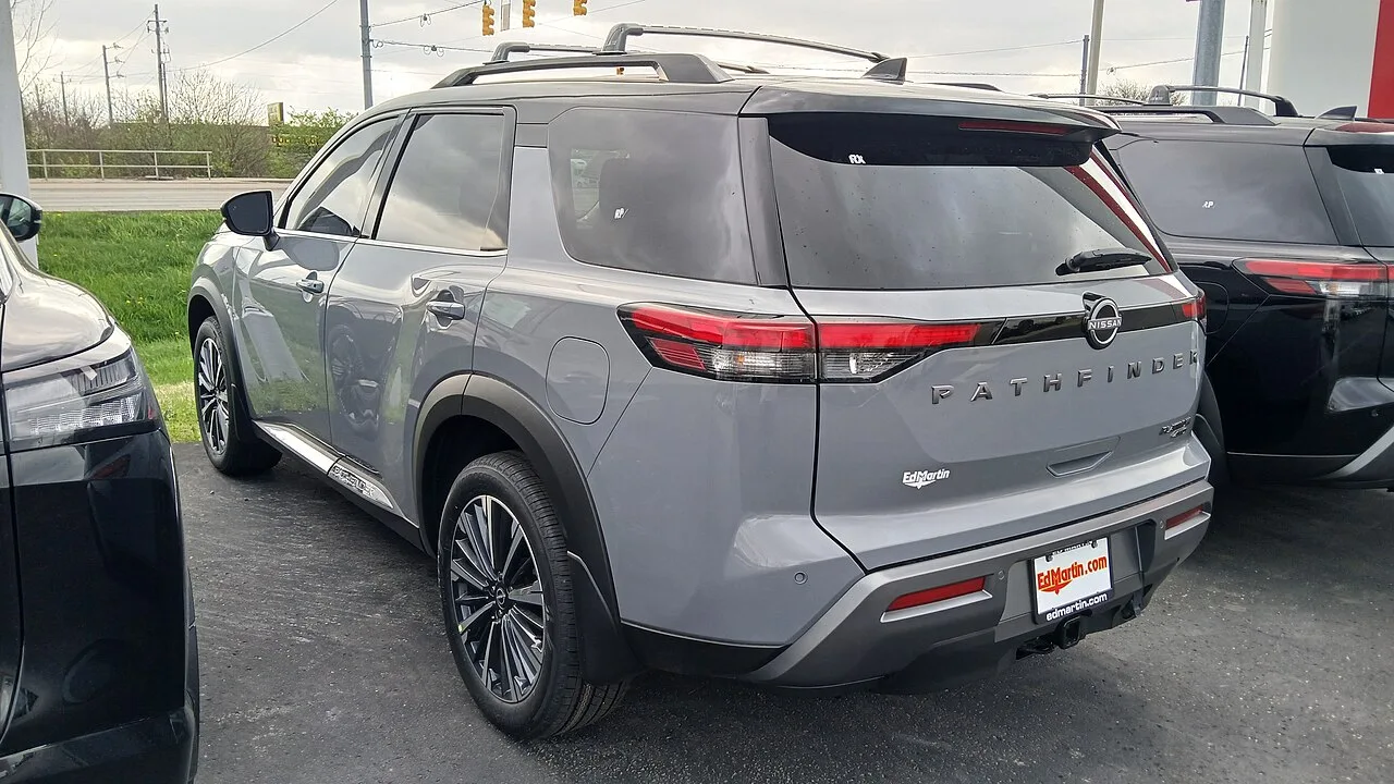 Nissan Pathfinder, rear