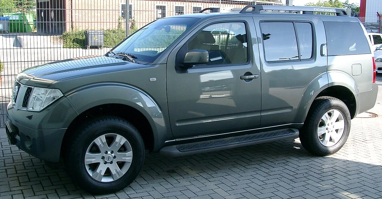 Nissan Pathfinder, side