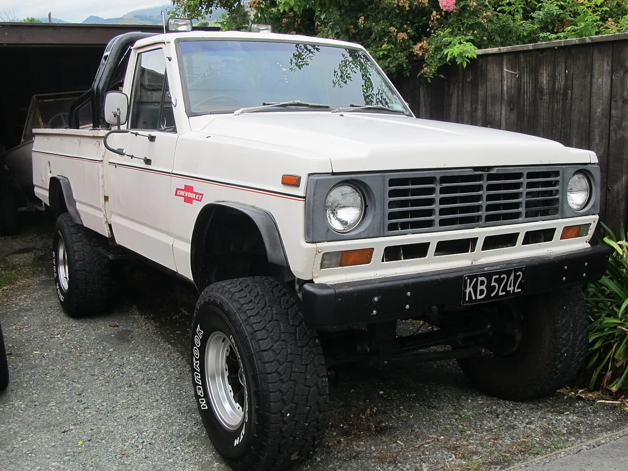 Nissan Patrol / Safari 160 and 161 series, side