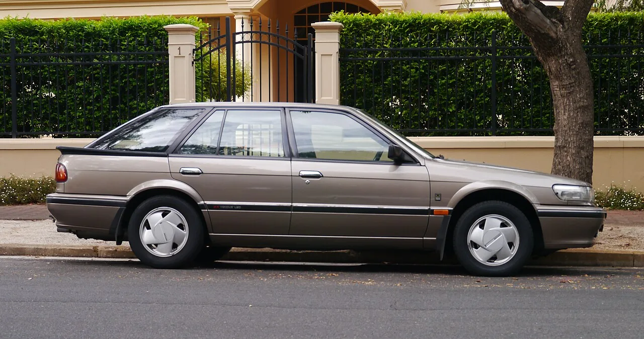 Nissan Pintara U12, side