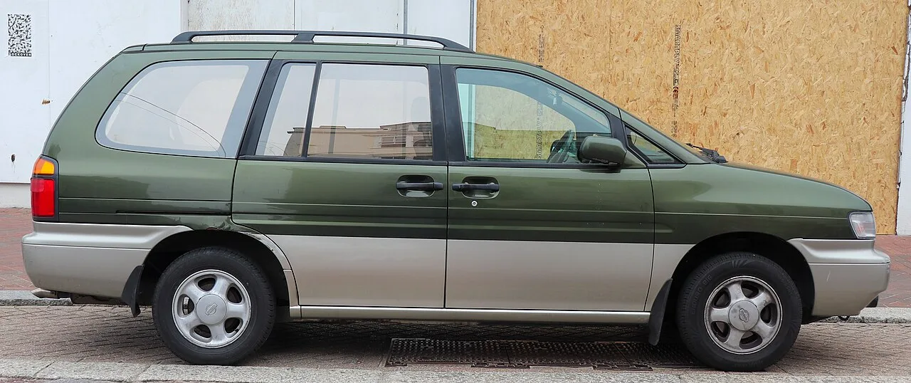 Nissan Prairie M10, side