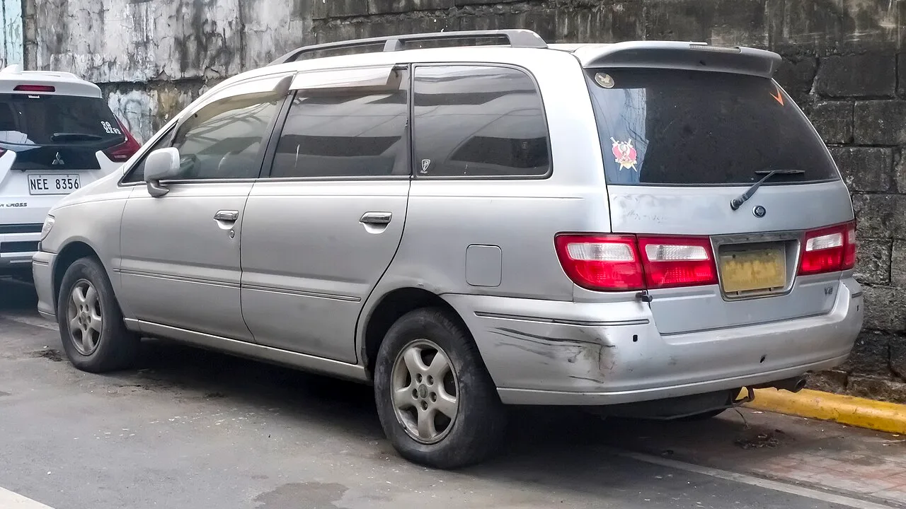 Nissan Presage U30, rear