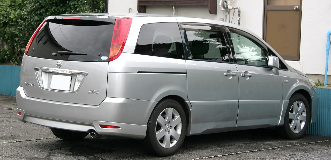 Nissan Presage U31, rear