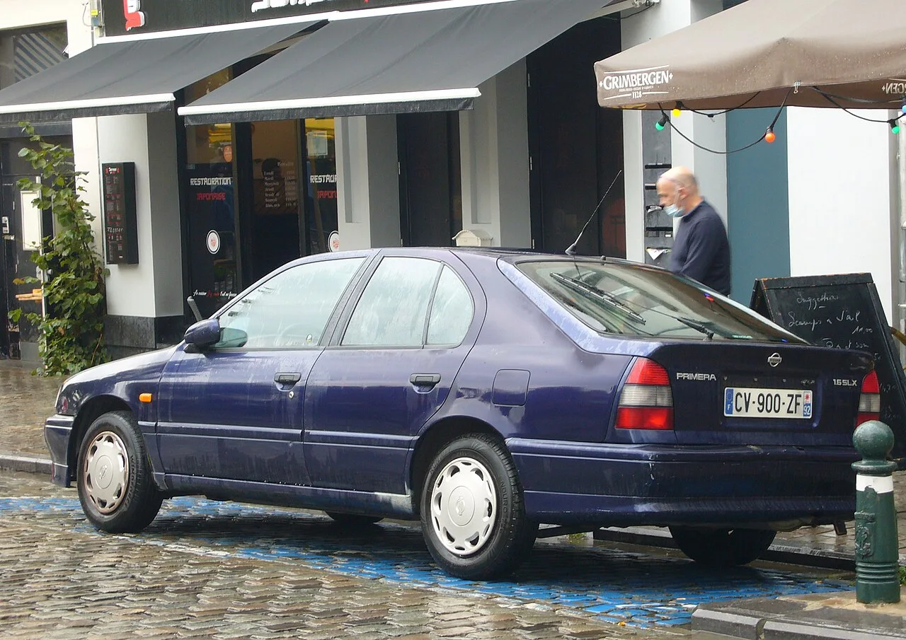 Nissan Primera, rear