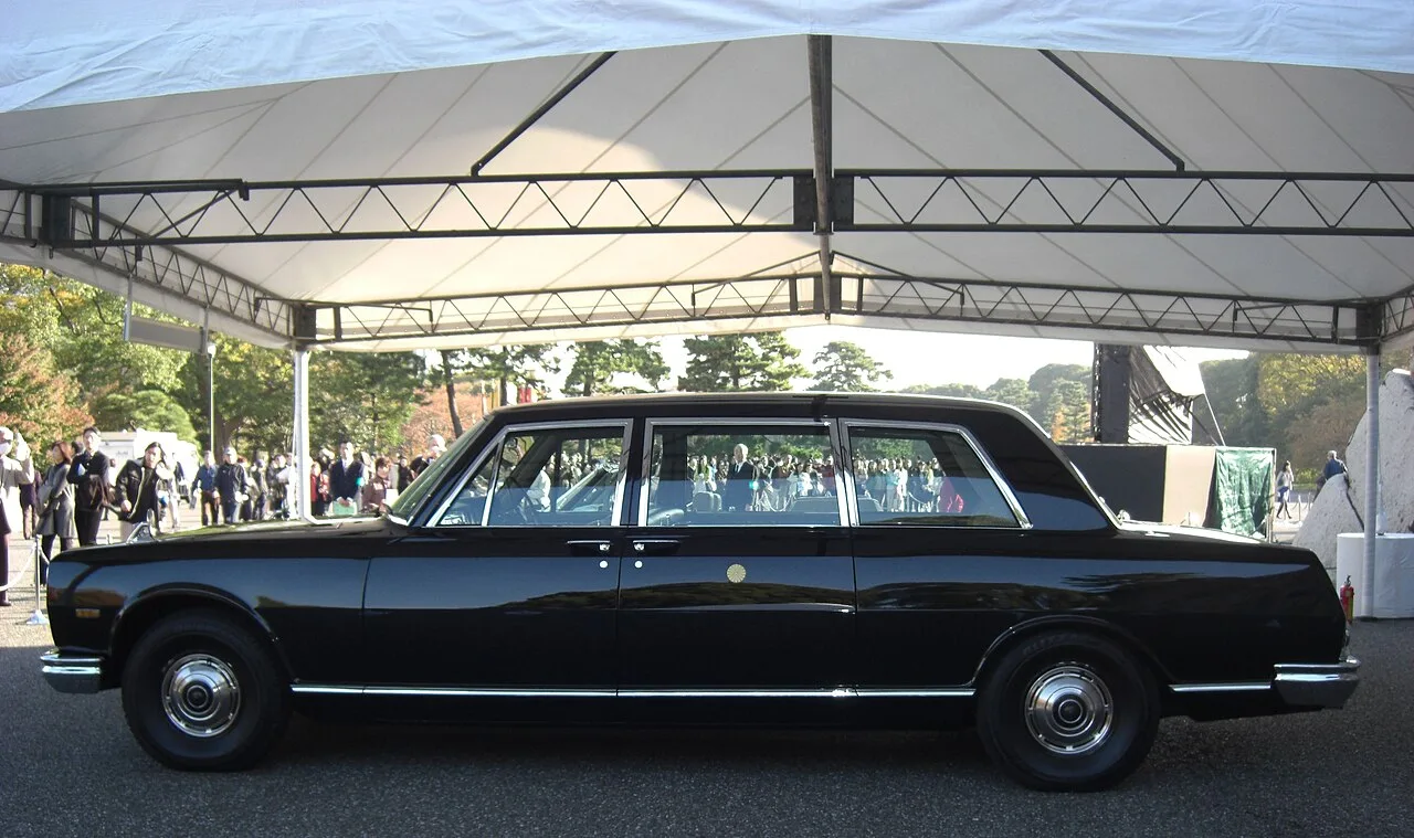 Nissan Prince Royal A70, side