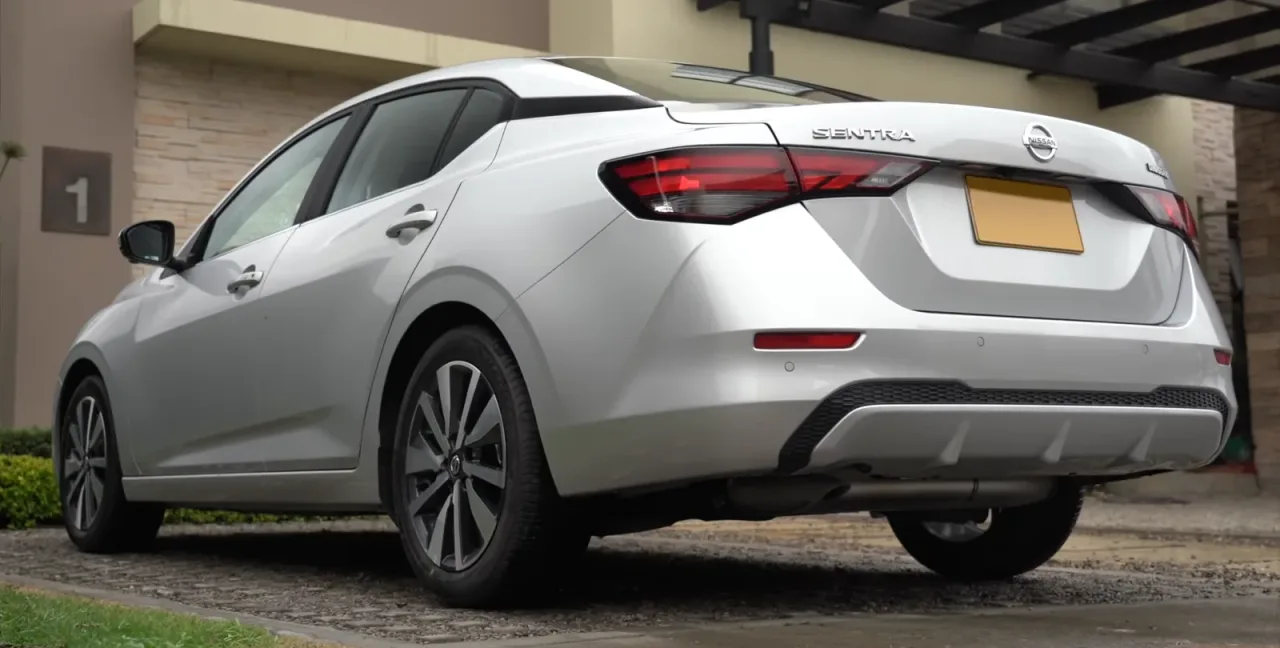 Nissan Sentra, rear