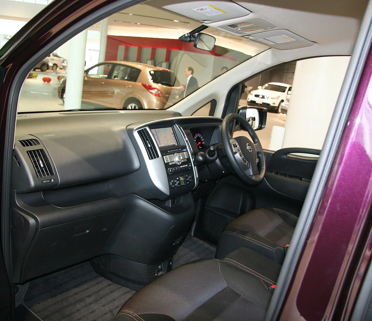 Nissan Serena C25, interior