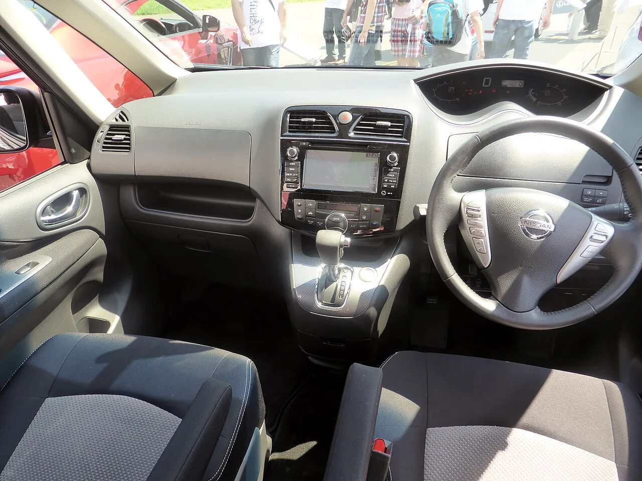 Nissan Serena C26, interior