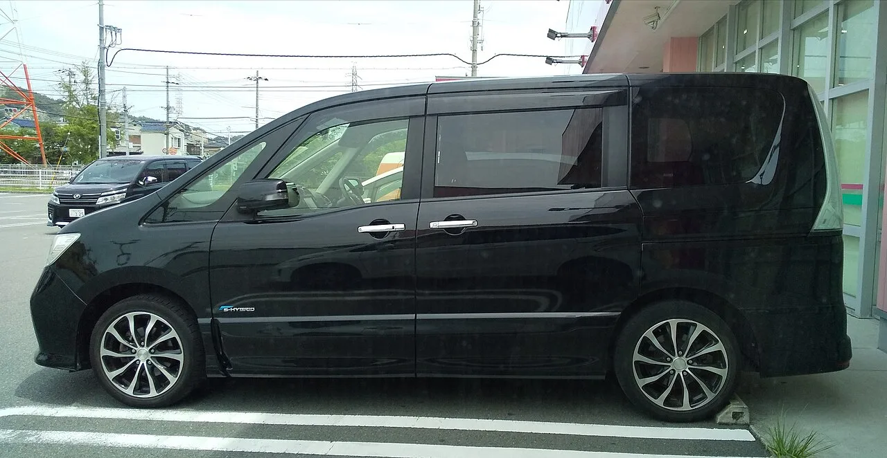 Nissan Serena C26, side