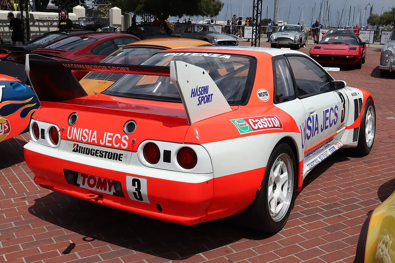 Nissan Skyline, rear