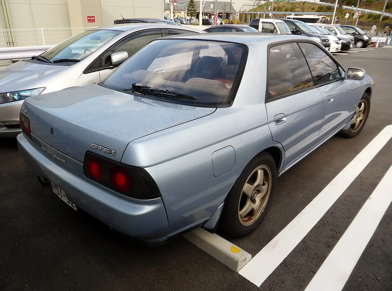 Nissan Skyline, rear