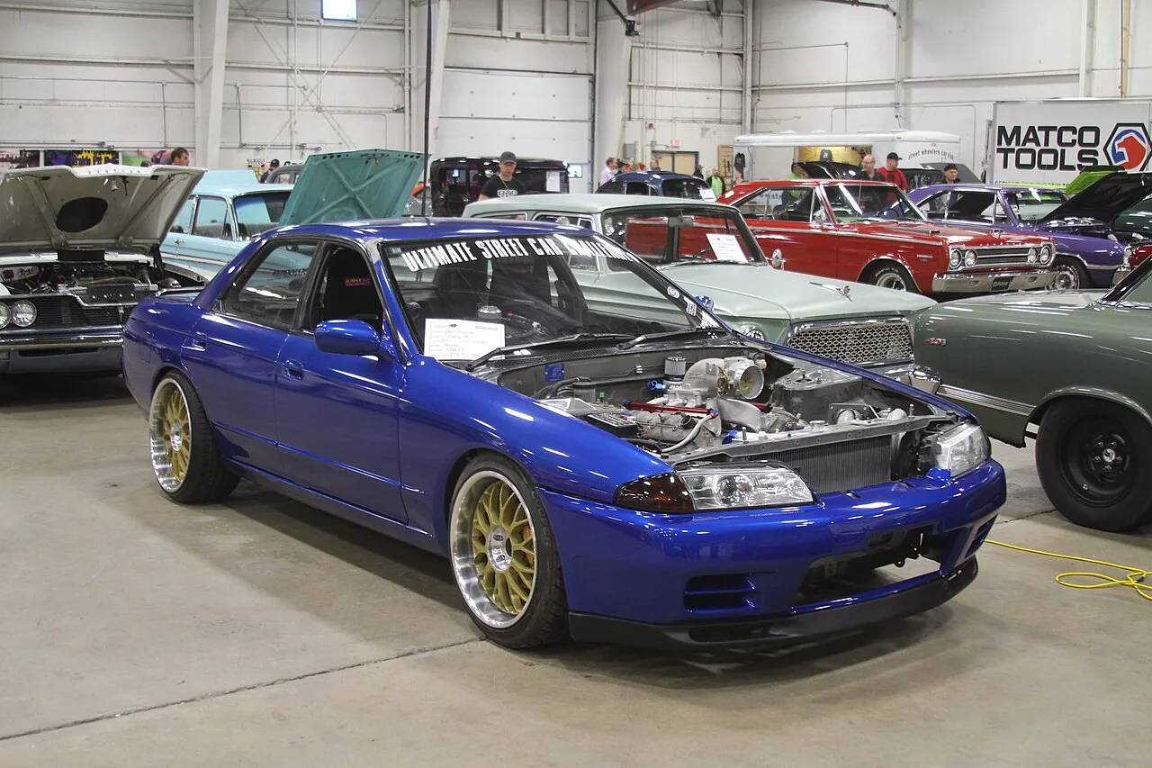 Nissan Skyline, side
