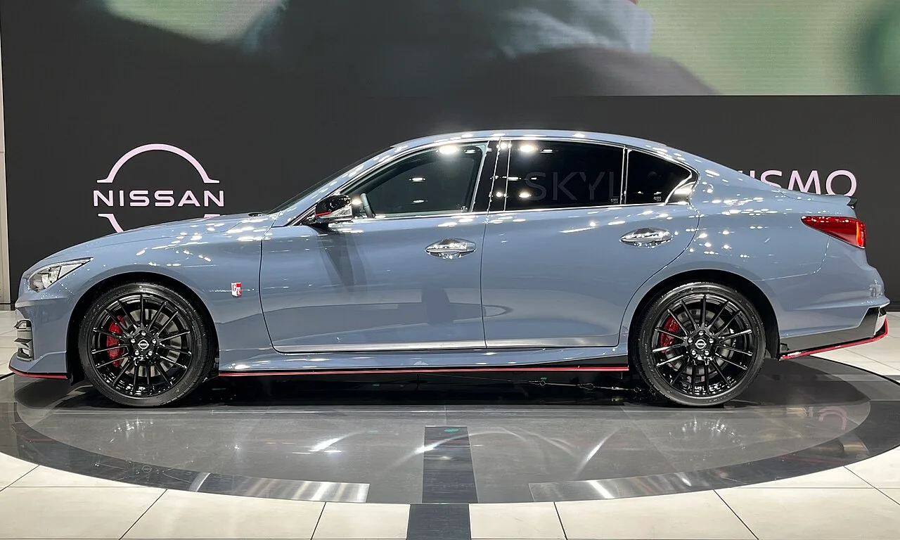 Nissan Skyline Nismo, side