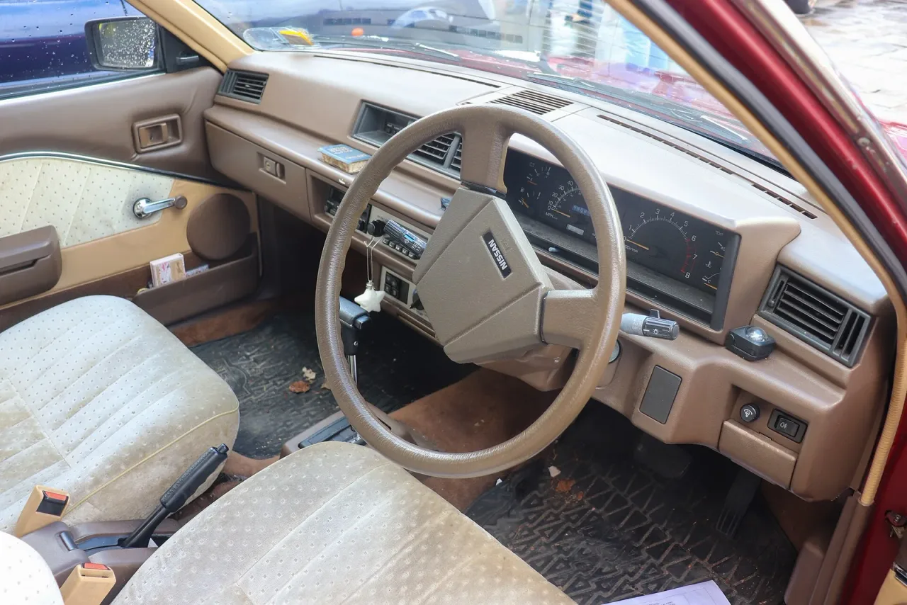 Nissan Stanza, interior