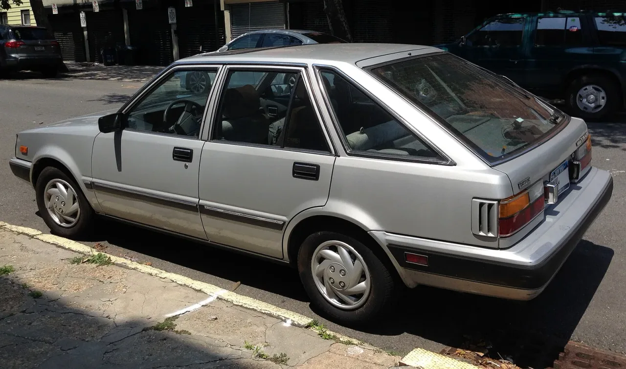 Nissan Stanza, side