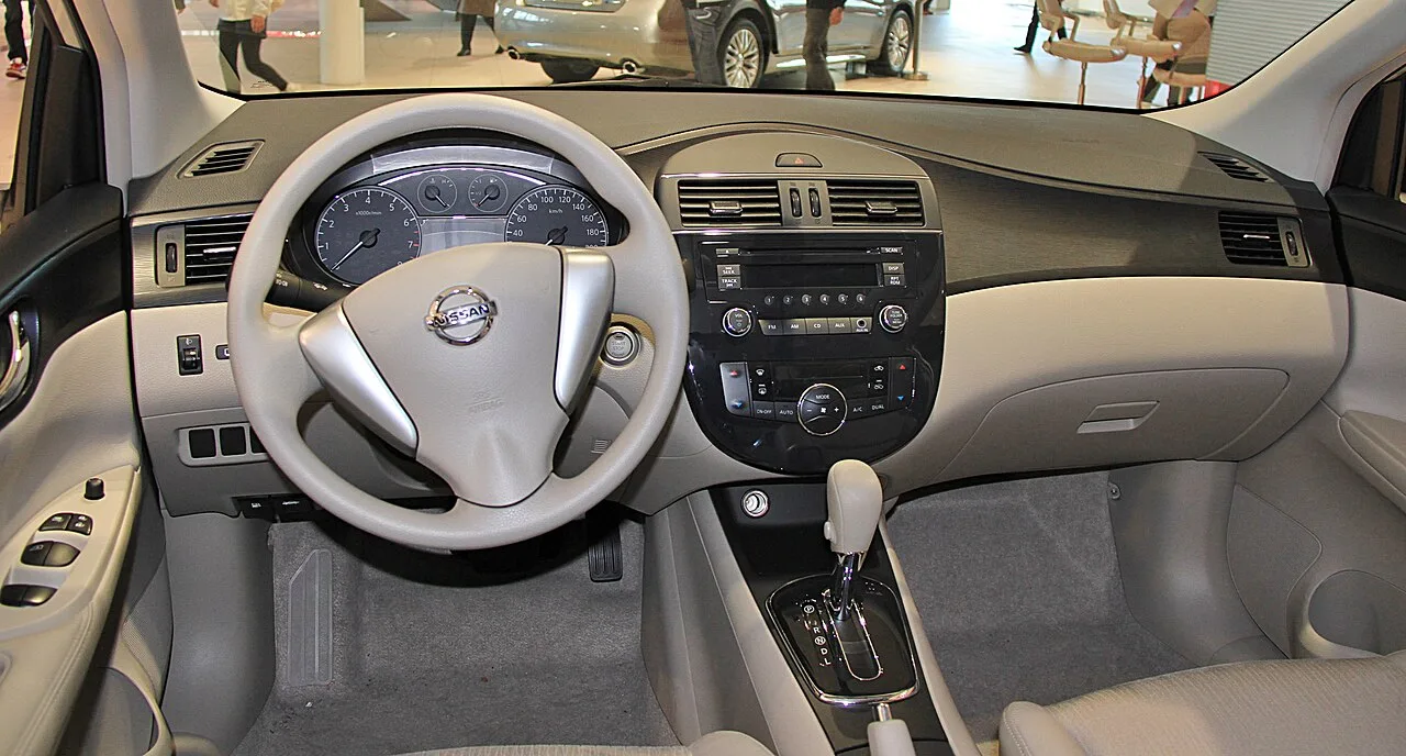 Nissan Tiida C12, interior