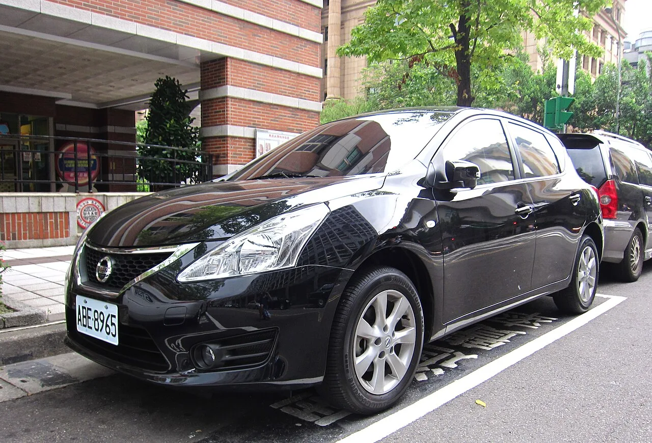 Nissan Tiida C12, side