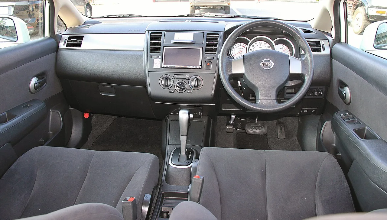 Nissan Tiida C11, interior