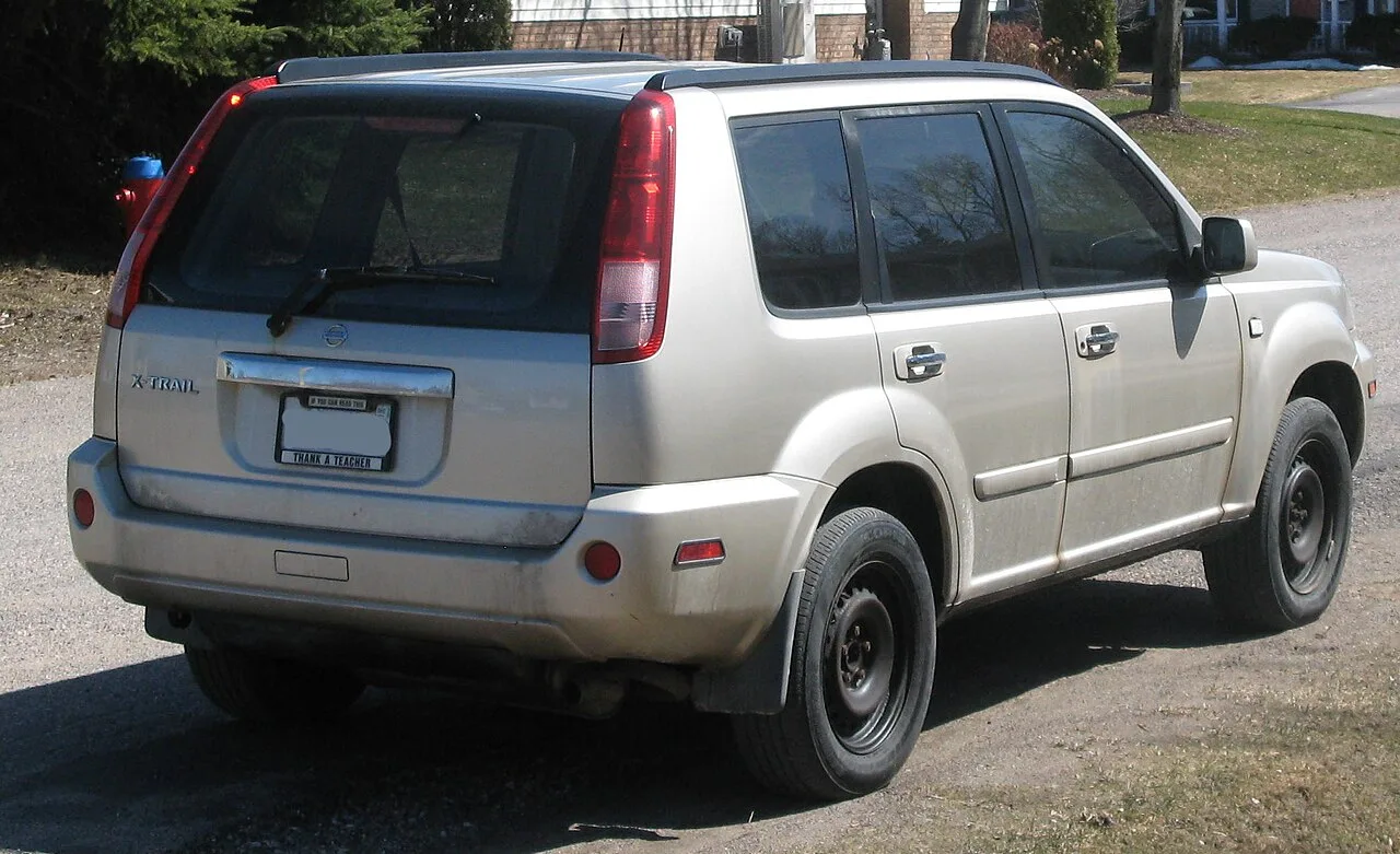 Nissan X-Trail T30, rear