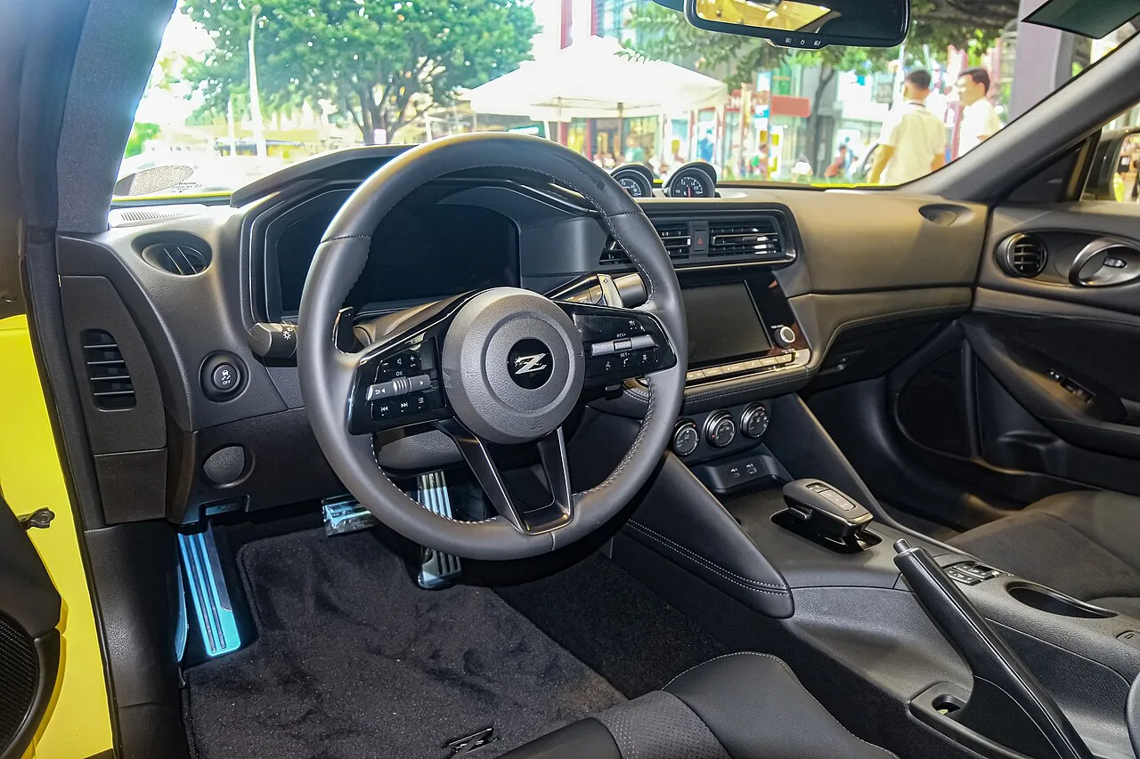 Nissan Z432, interior