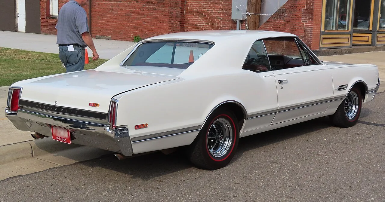Oldsmobile 4-4-2 first generation, rear