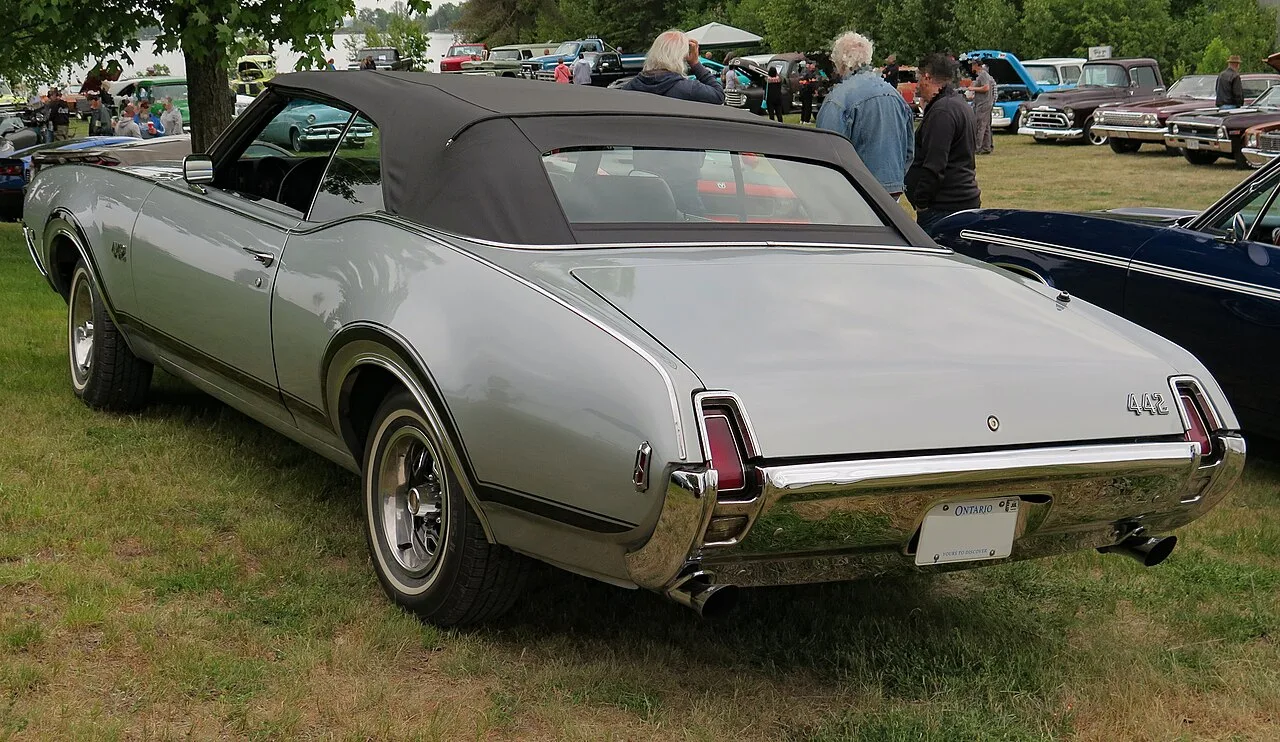 Oldsmobile 4-4-2 second generation, rear